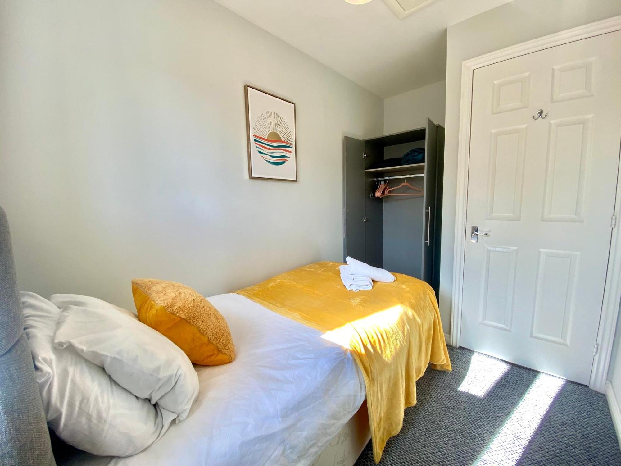 Free Private Parking! Oakley House And Garden! Fully Equipped 4 Comfy Beds Villa Corby Luaran gambar